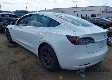 2018 Tesla Model 3 Long Range/Mid Range z USA, uszkodzony, nr VIN 5YJ3E1EA9JF098728